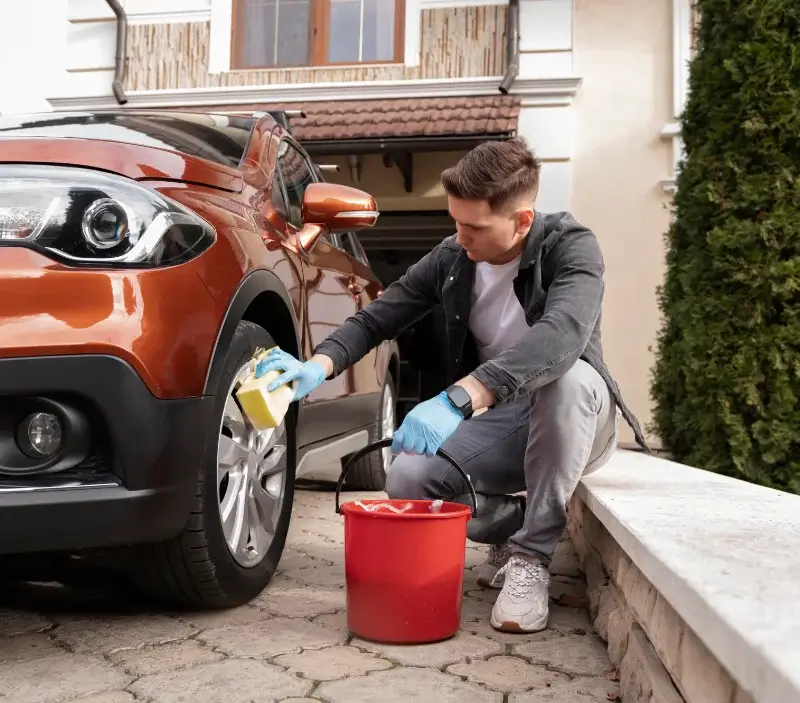 Lavage auto à domicile Le Relecq-Kerhuon : professionnel intervenant sur un véhicule
